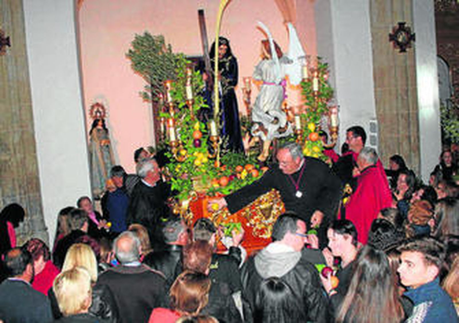 Tras la procesión las frutas del trono se reparten entre los fieles que han acudido a la procesión.