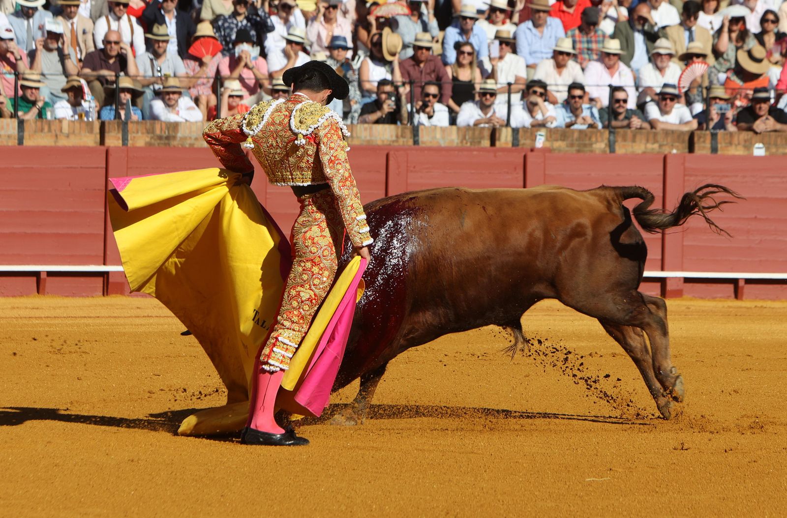 Imágenes de la corrida de toros en la Feria de Sevilla 2023 con El Juli, Alejandro Talavante y Tomás Rufo