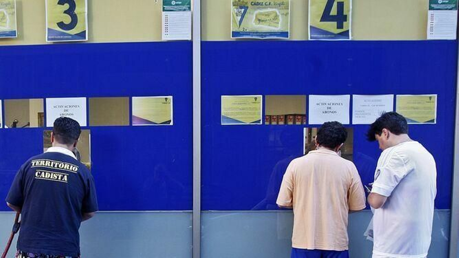 Aficionados cadistas en las taquillas del Ramón de Carranza.