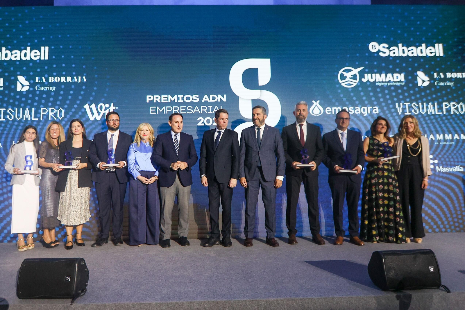 Foto de familia de los ganadores de ADN Empresarial Foto de familia de los ganadores de ADN Empresarial