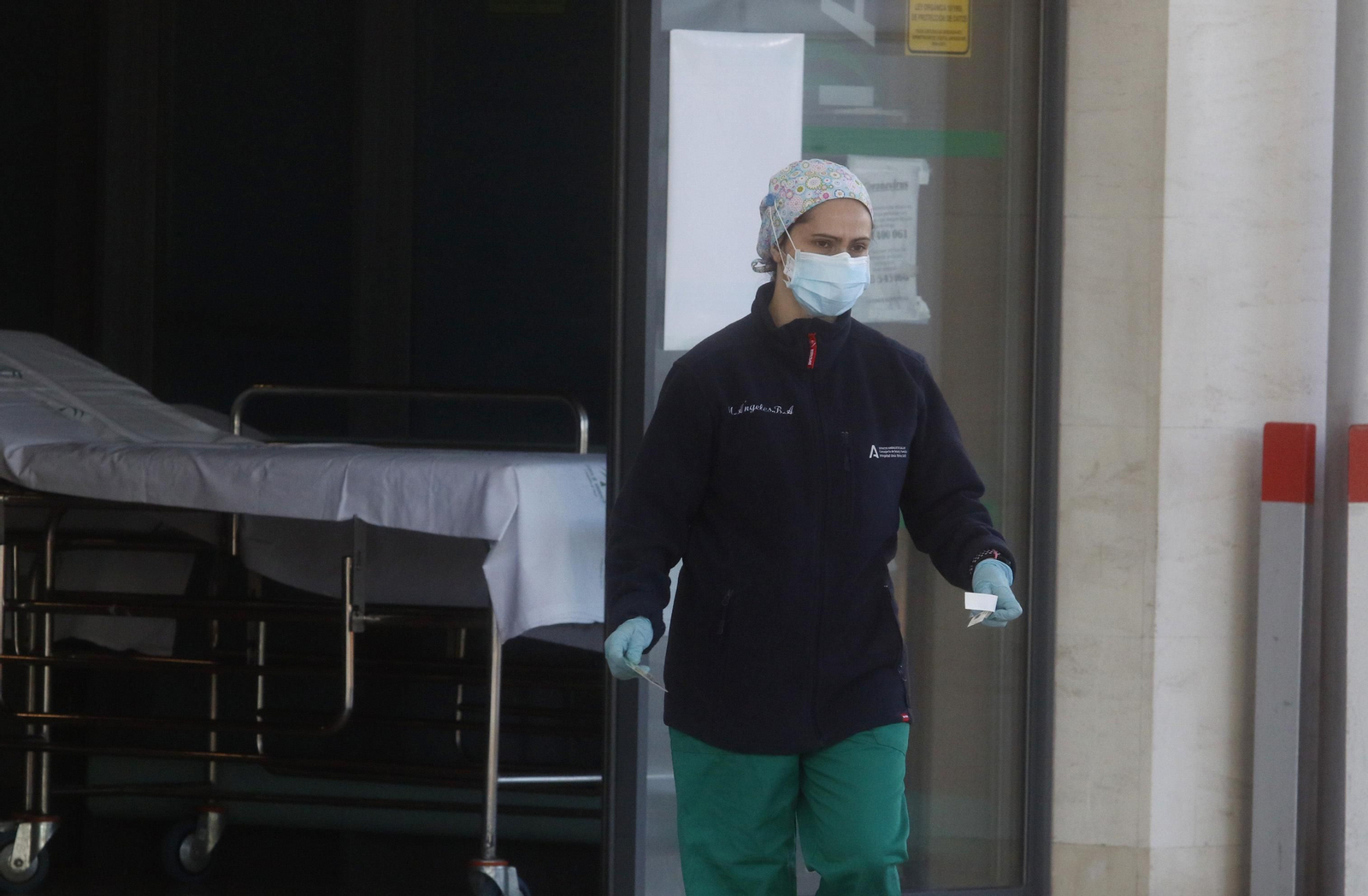 Una profesional sanitaria en el Reina Sofía de Córdoba.