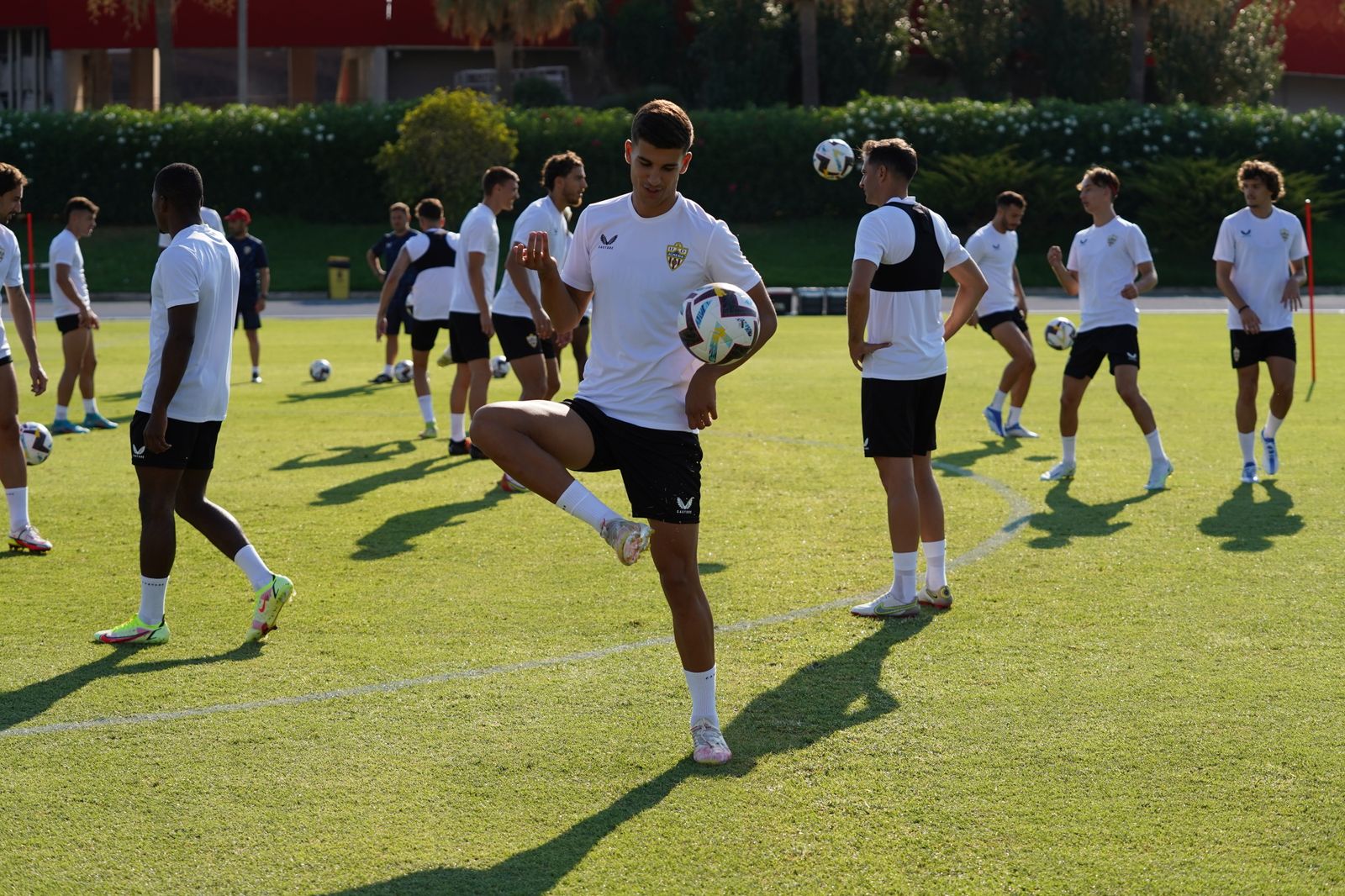 El mediocentro almeriense golpea un balón en el entrenamiento matutino del pasado jueves