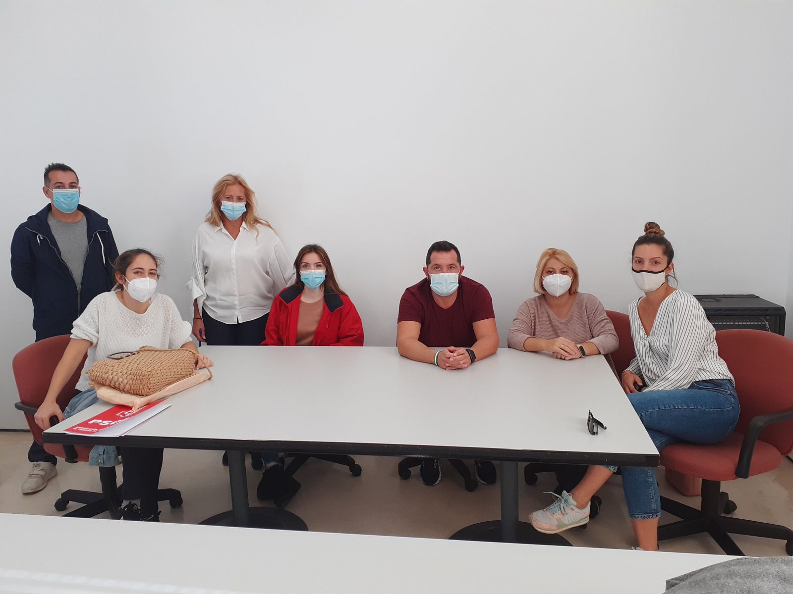 Una imagen de la reunión del PSOE con familias de la Guardería Municipal.