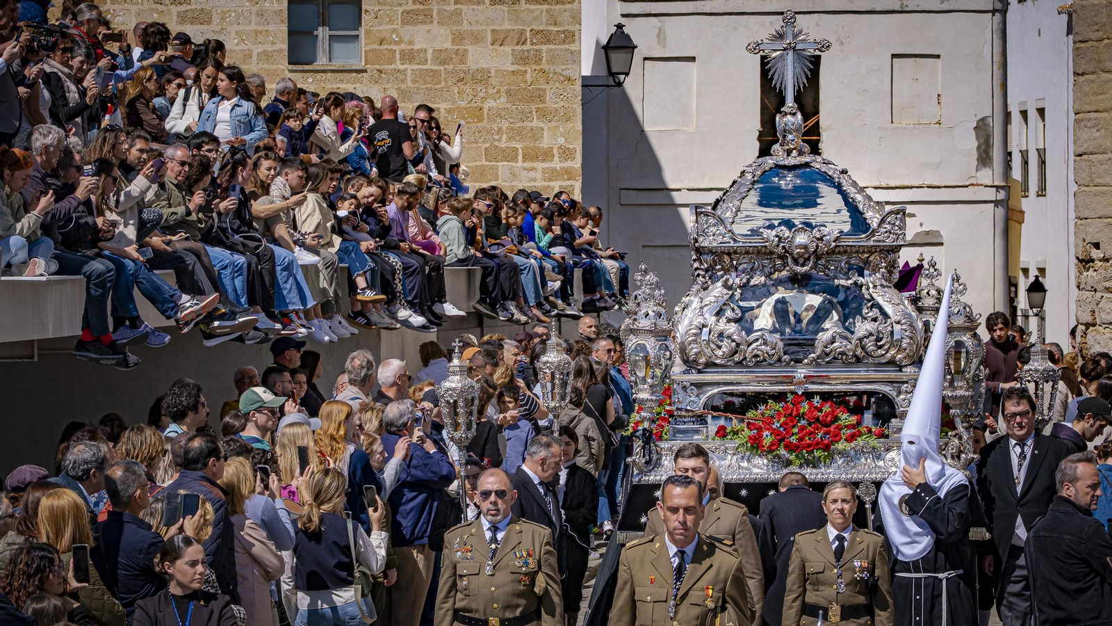 Imágenes de la salida de Santo Entierro en la Semana Santa de Cádiz 2025 Imágenes de la salida de Santo Entierro en la Semana Santa de Cádiz 2025