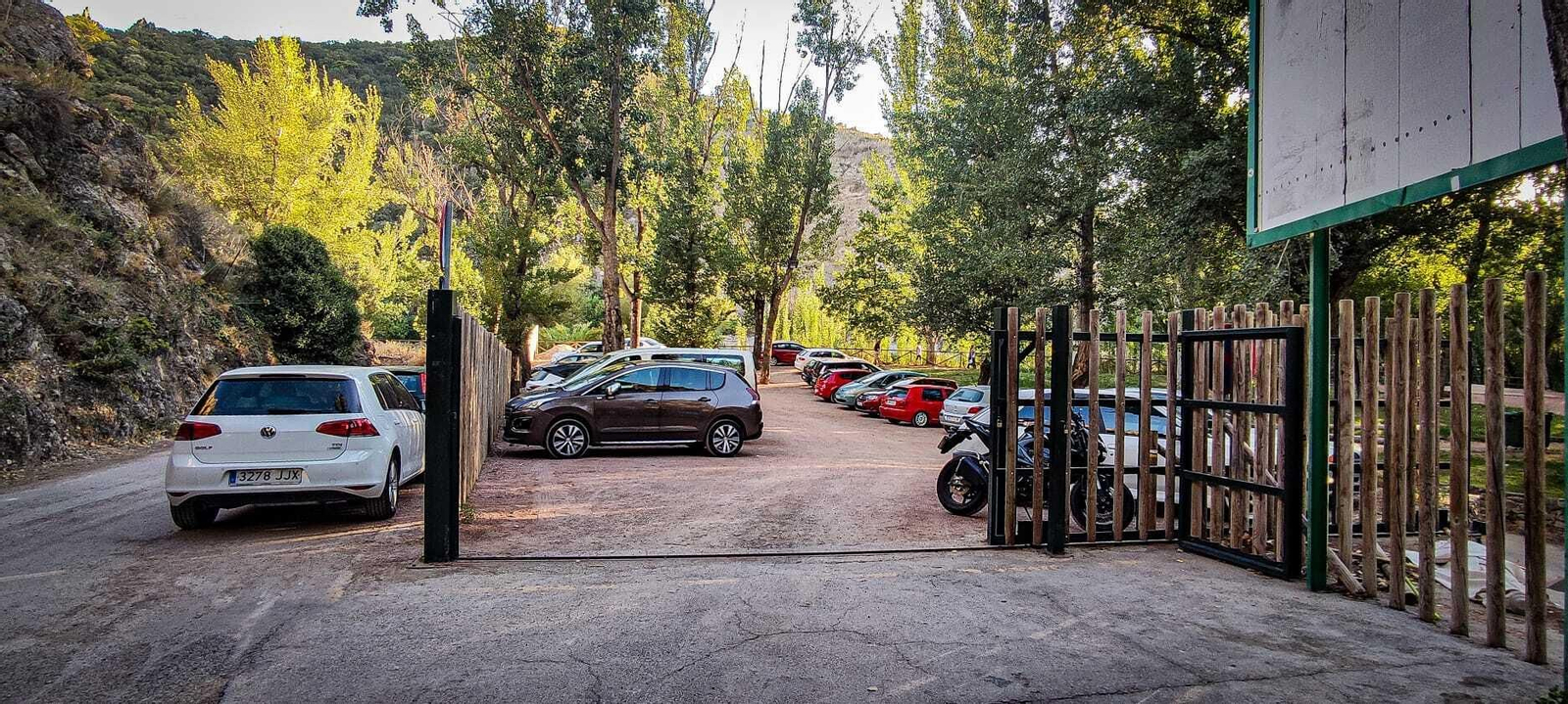 A la entrada hay un aparcamiento que podrás utilizar para hacer más cómoda tu visita. A la entrada hay un aparcamiento que podrás utilizar para hacer más cómoda tu visita.