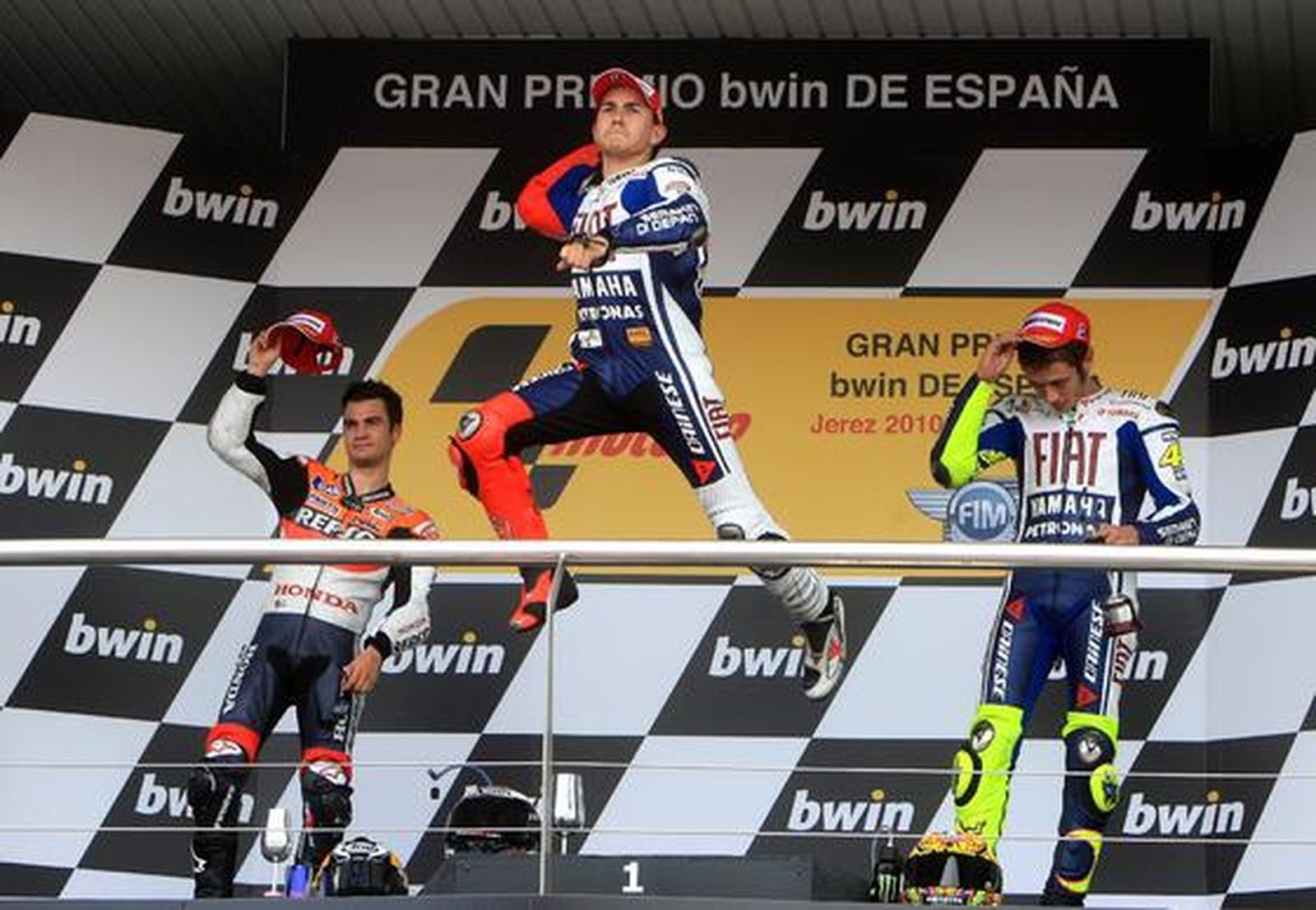 Jorge Lorenzo se impone a Pedrosa en una memorable última vuelta y se hace con su primera victoria en Jerez en la categoría de MotoGP. 

Foto: Juan Carlos Toro y Manuel Aranda