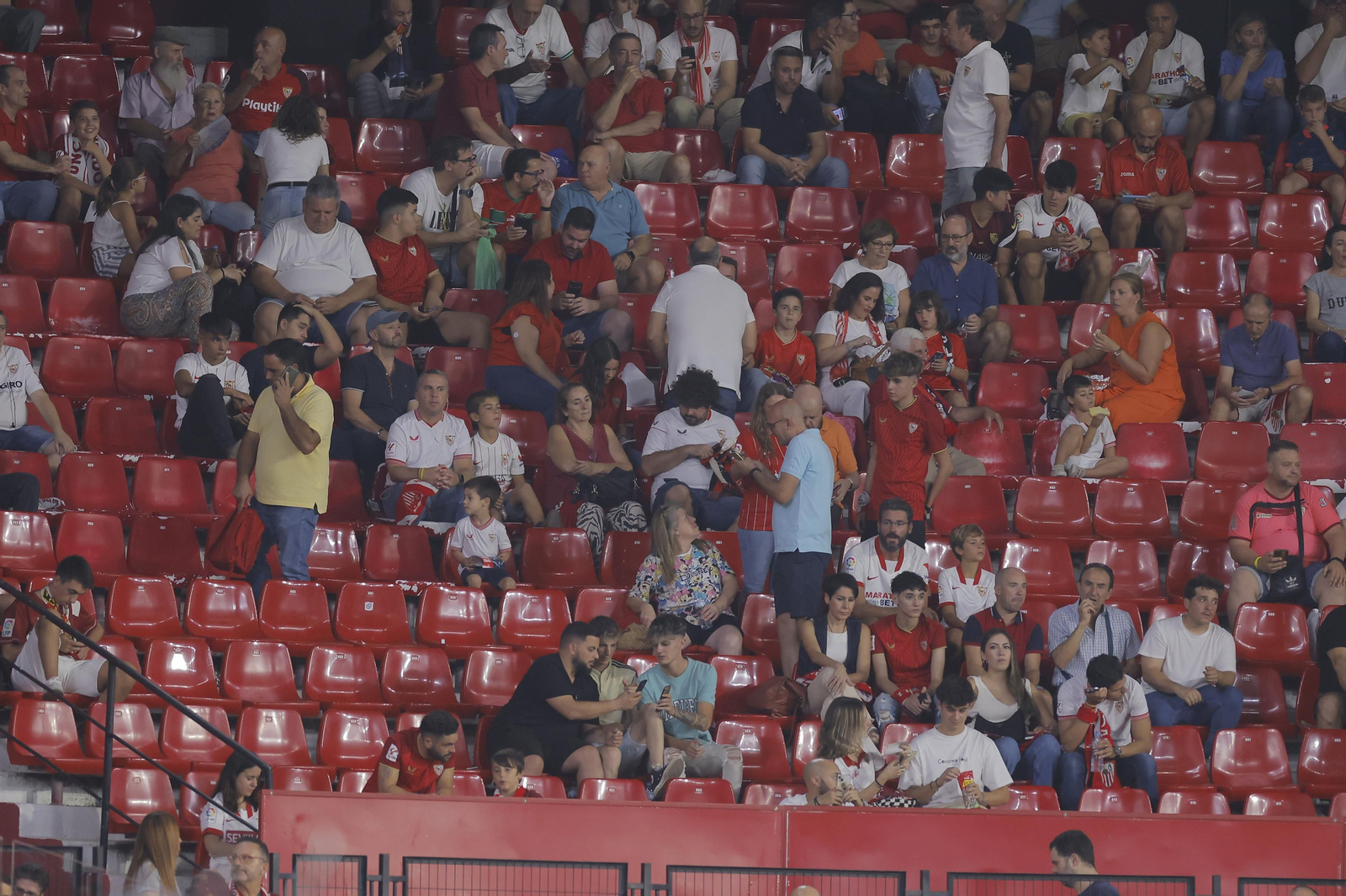 Búscate en las fotos del Sevilla-Rayo