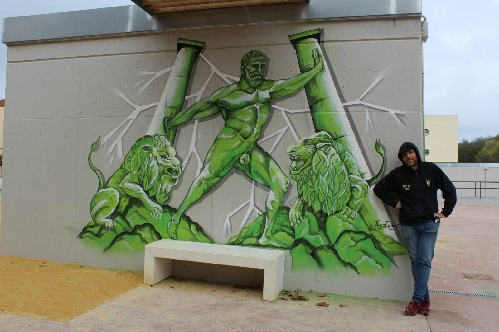 José Enrique Izco junto al mural 'Andalucía en acción', ganador del certamen