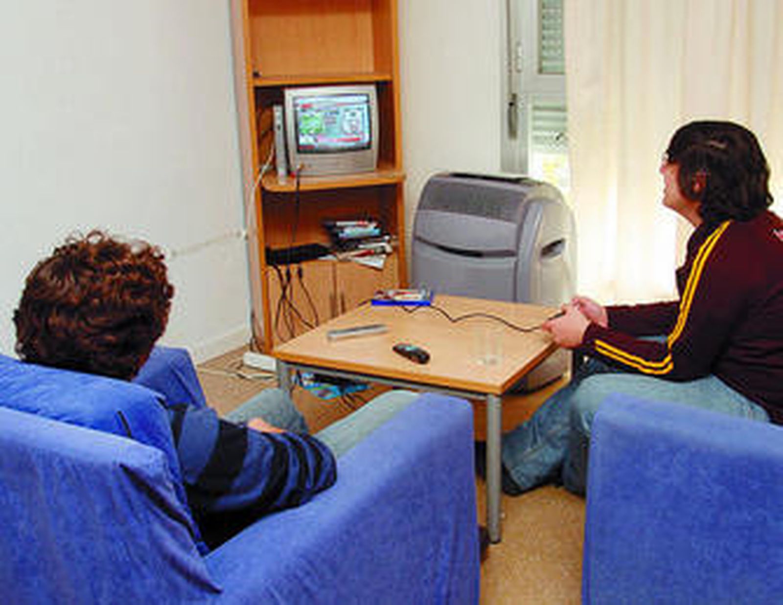 Un grupo de estudiantes de la residencia Flora Tristán, en uno de sus apartamentos.