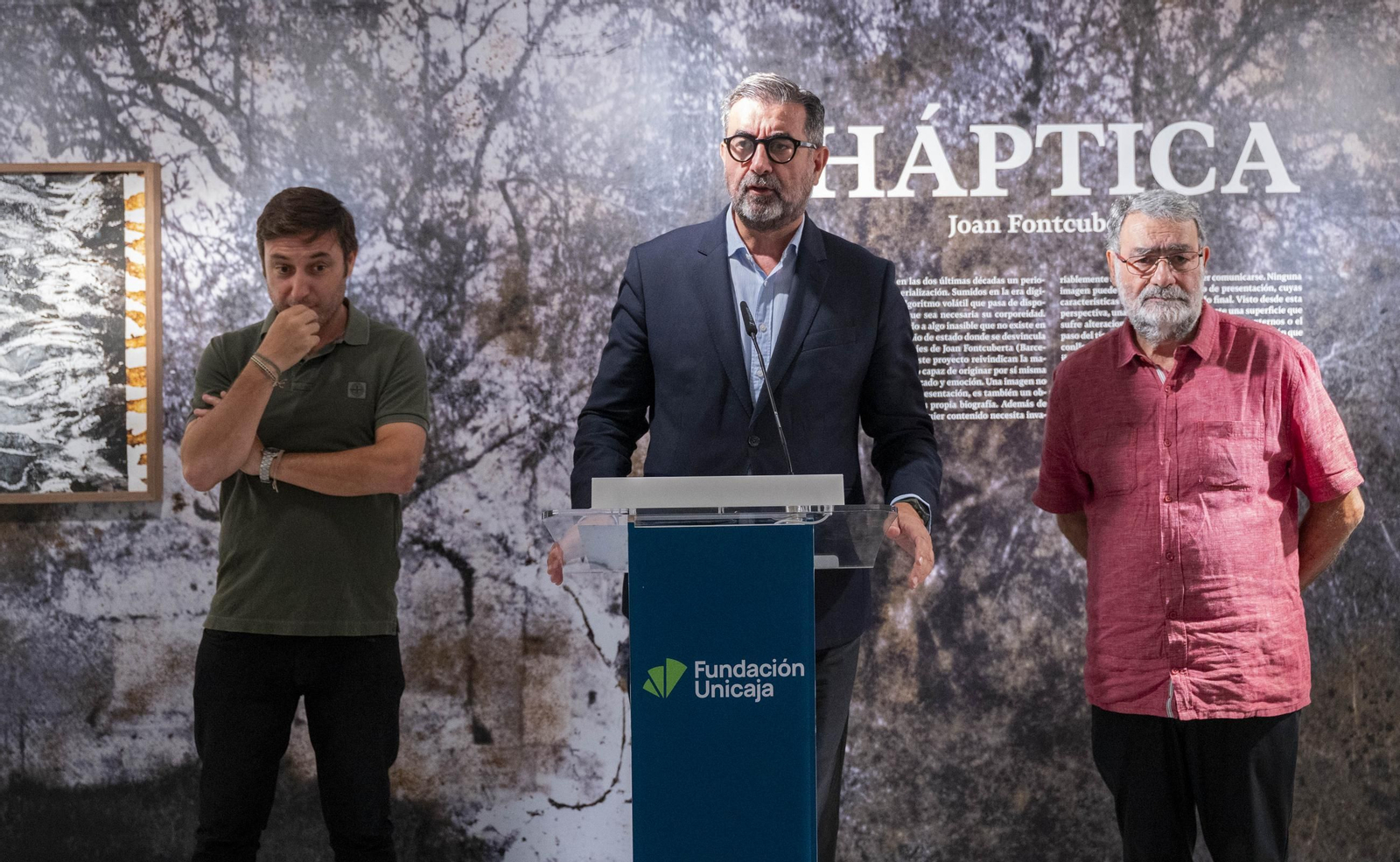 El comisario Sema D'Acosta y el artista Joan Fontcuberta presentan la exposición Háptica de la Fundación Unicaja