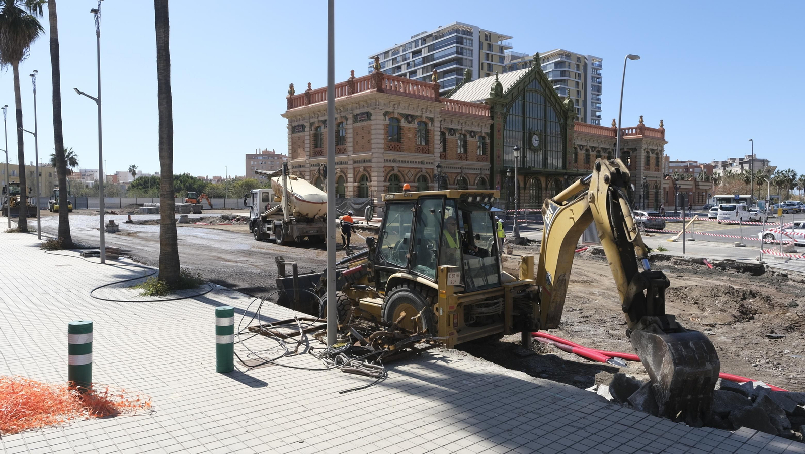 Excavadora de las obras del soterramiento junto a la intermodal