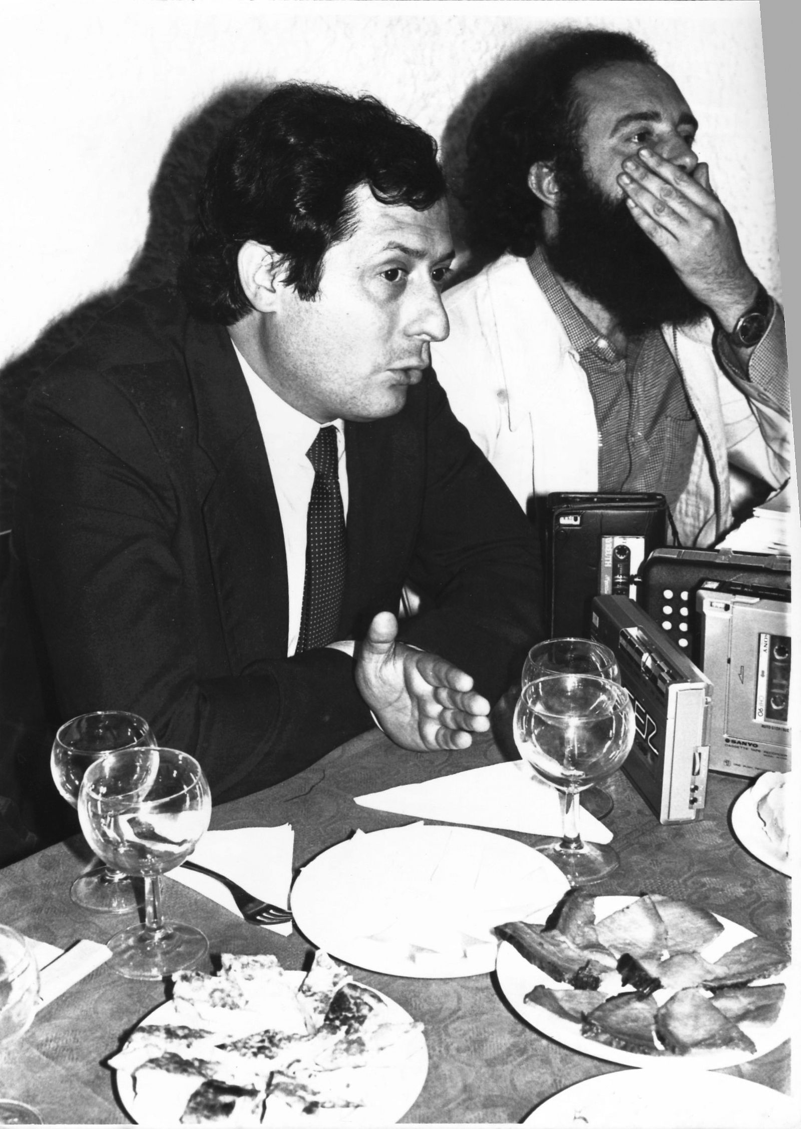 Felipe Alcaraz, en primer término, y Salvador Fuentes en una rueda de prensa del PCE en abril de 1983