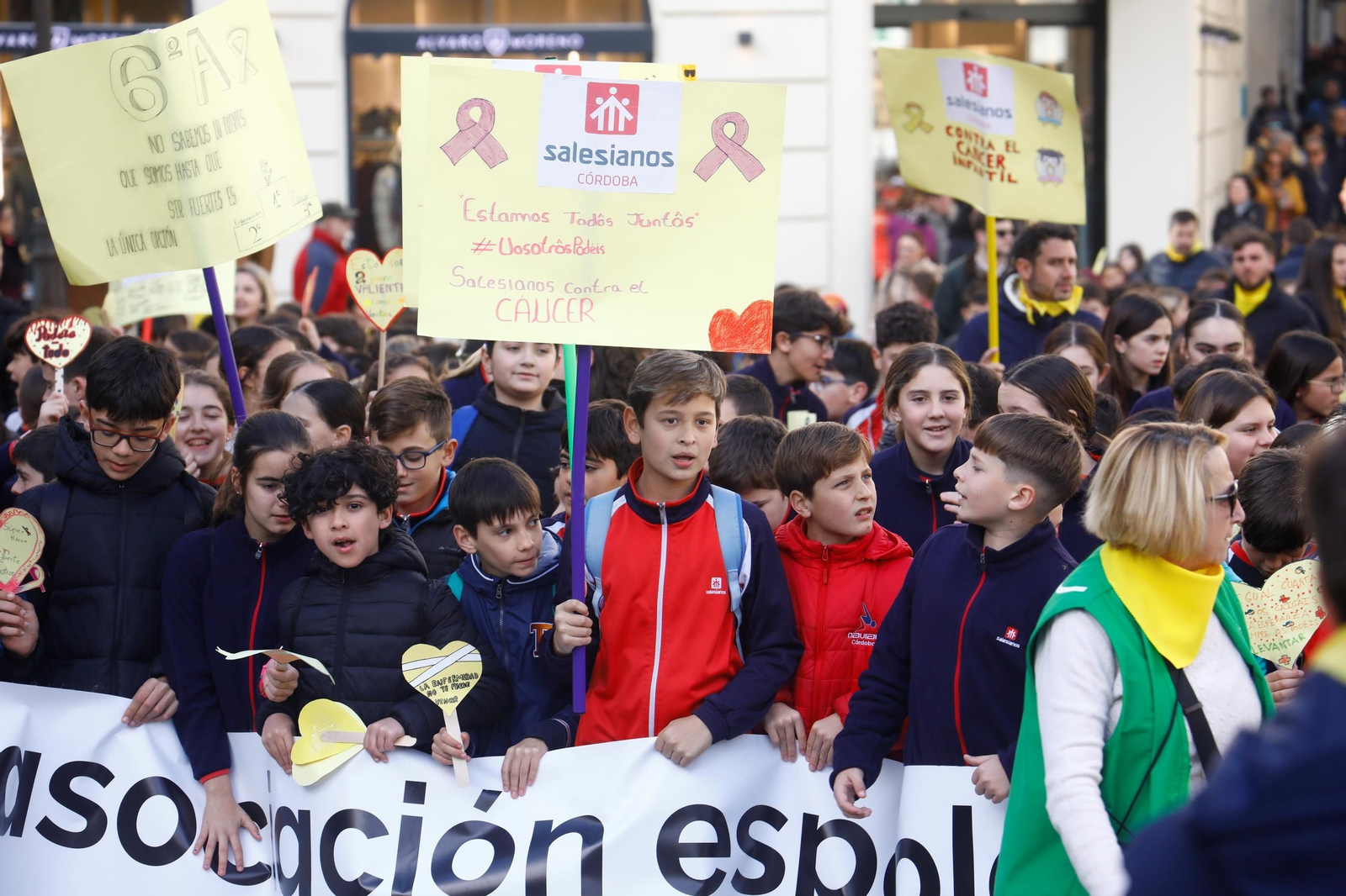 Más de un millar de niños marchan por Córdoba contra el cáncer infantil