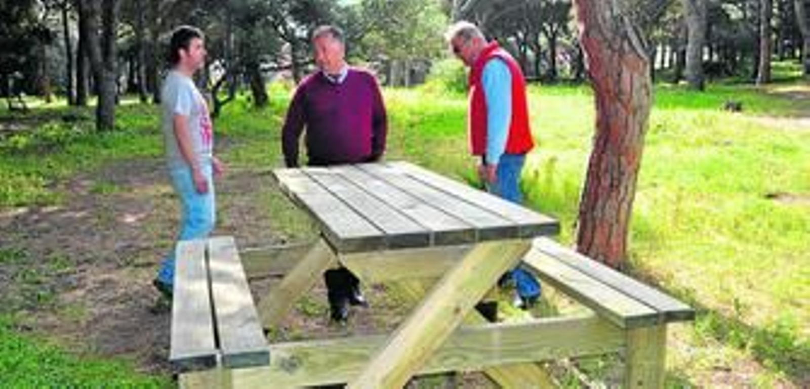 Un instante de la visita del alcalde al área recreativa de Los Pinos.