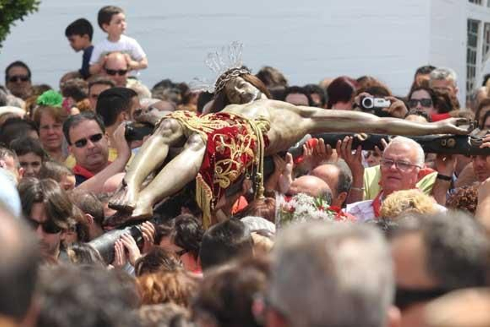 El Cristo de la Almoraima atrae a más de 7.000 devotos. Un centenar de jinetes y 14 carretas acompañan al cortejo en procesión por el municipio

Foto: Paco Guerrero