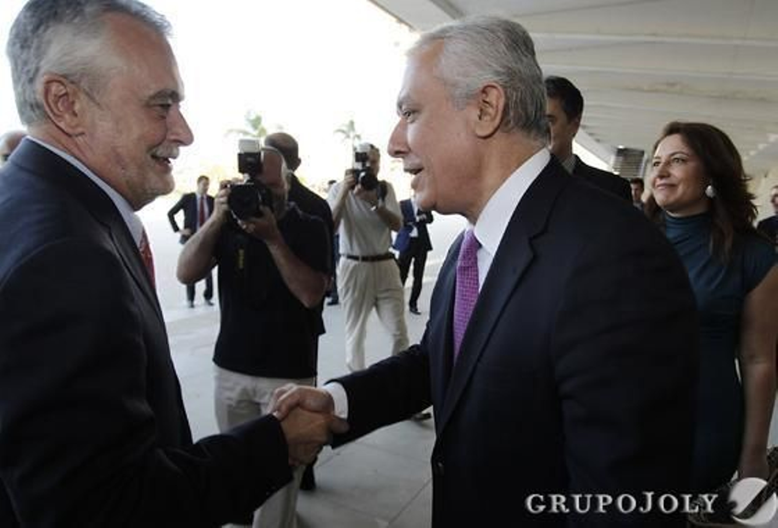 Saludo entre José Antonio Griñán y Javier Arenas.

Foto: A. Pizarro - M. Gómez - J.C. Vázquez - V. Hidalgo