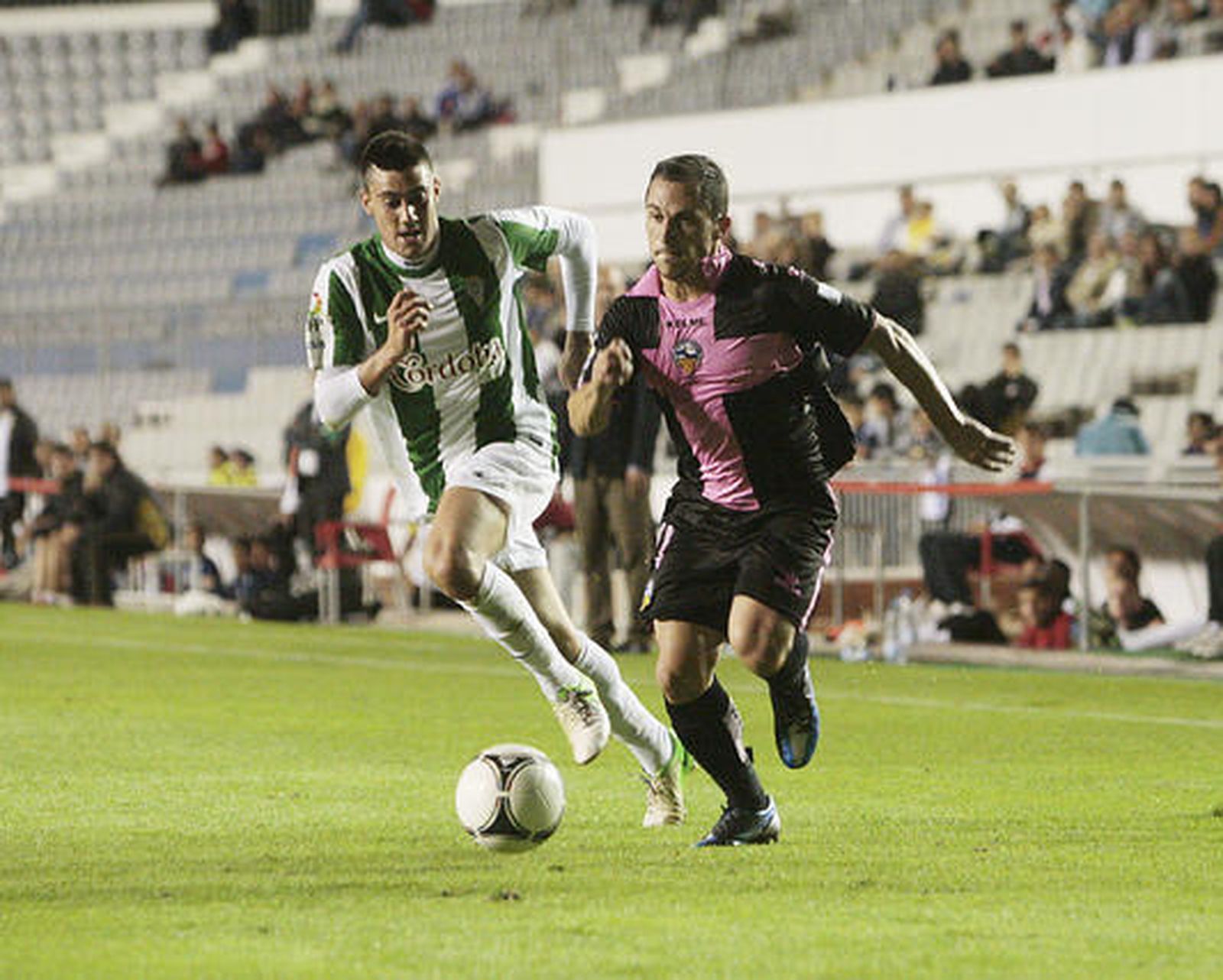 Un tanto en la prórroga y en propia puerta del exblanquiverde Pablo Ruiz mete al CCF en 1/16 de final de la Copa.

Foto: Joma