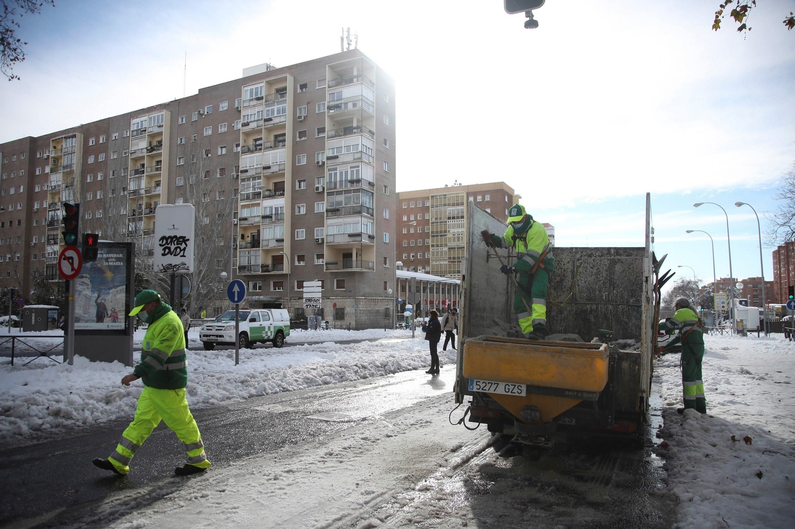 Madrid trata de restablecer la normalidad: el día después en imágenes