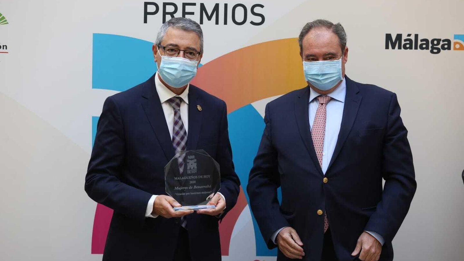 Tomás Valiente, Director general del Grupo Joly, entrega el galardón a Francisco Salado, presidente de la Diputación de Málaga.