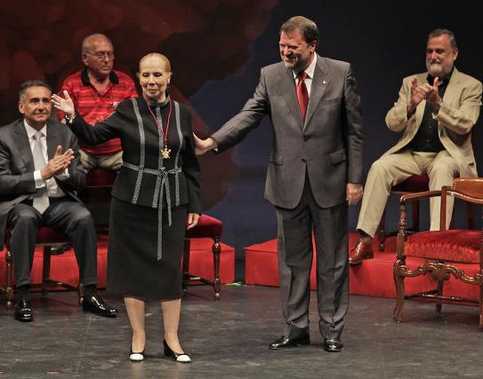 El alcalde de Sevilla otorga el galardón a la diseñadora de moda flamenca, Lina Fernández.

Foto: Antonio Pizarro, Victoria Hidalgo