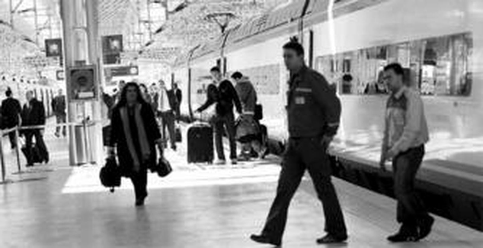 al fondo. 3. Cuatro mujeres compran sus billetes para Puente Genil.