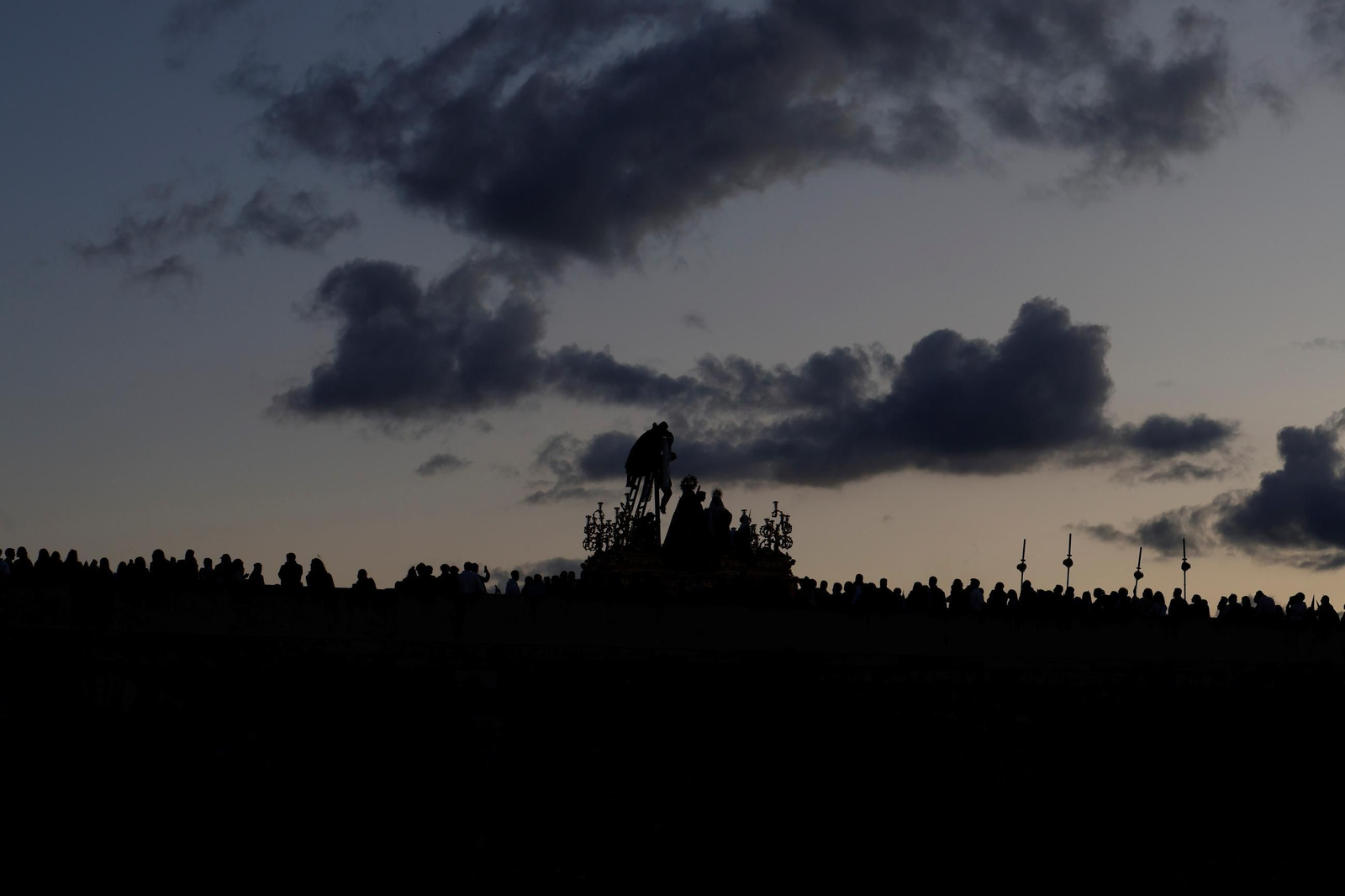La procesión del Descendimiento en este Viernes Santo de Córdoba, en imágenes