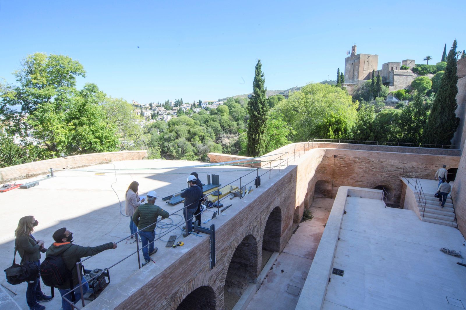 Trabajos de emergencia por el derrumbe de un muro de Torres Bermejas en la Alhambra.