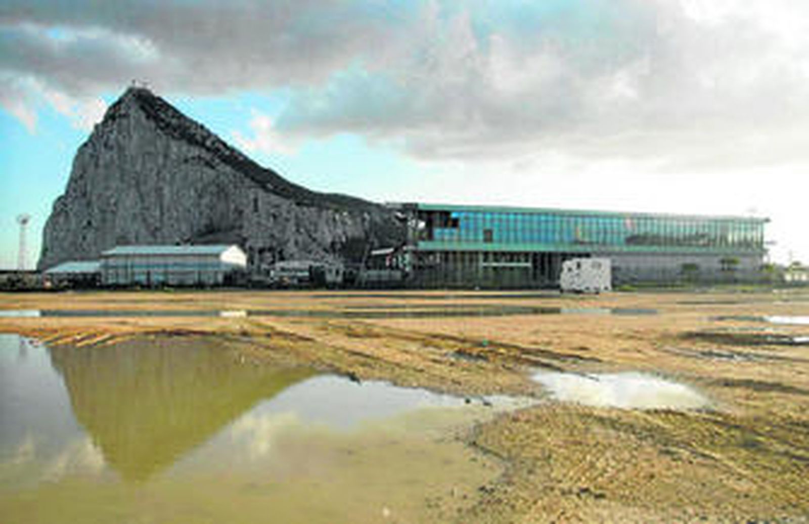 Instantánea de los suelos de titularidad municipal en los que se pretende construir el acceso norte a la terminal de Gibraltar.