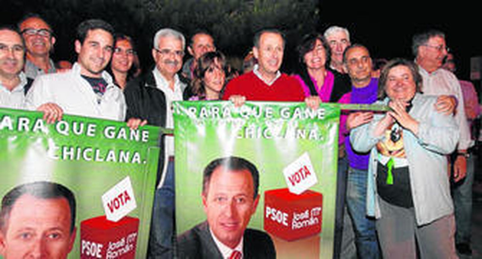 José María Román, junto a concejales, el exalcalde, Manuel Jiménez Barrios, y simpatizantes, anoche en la Plaza Adolfo Suárez.