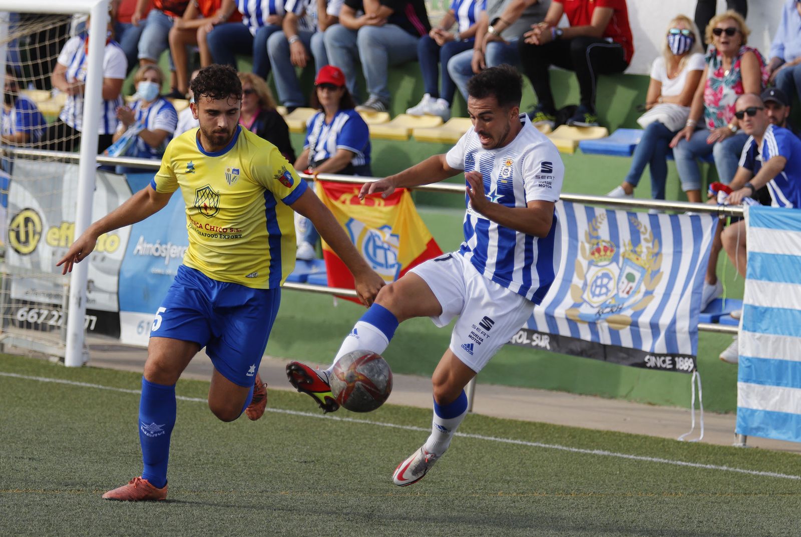 Imágenes del encuentro entre el Conil y el Recreativo de Huelva