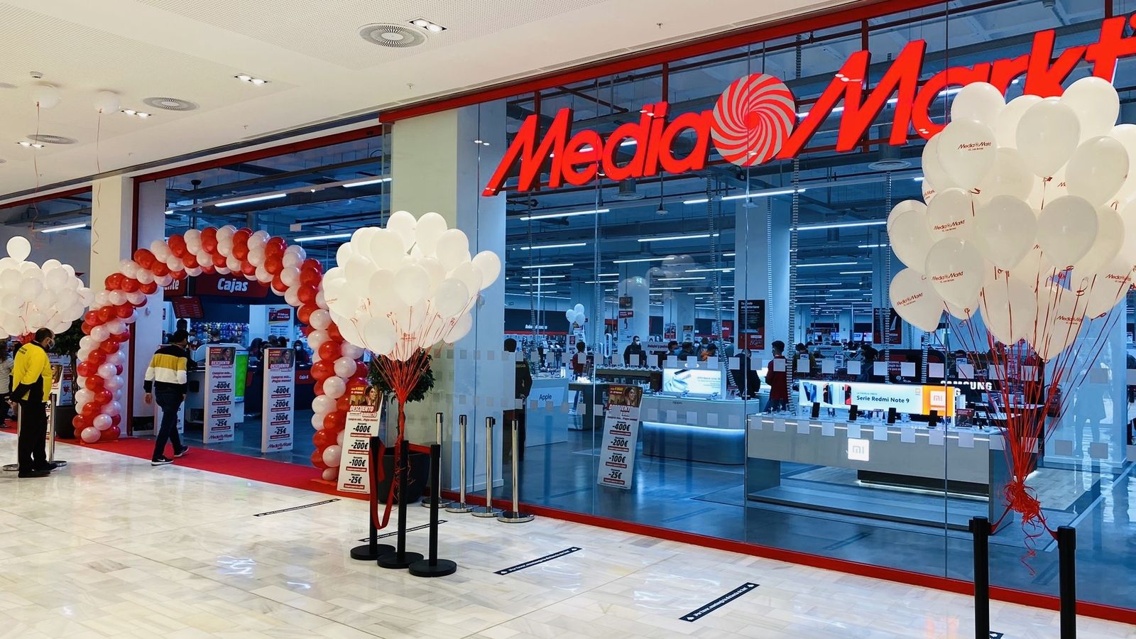 Exterior de MediaMarkt en el centro comercial Los Arcos.