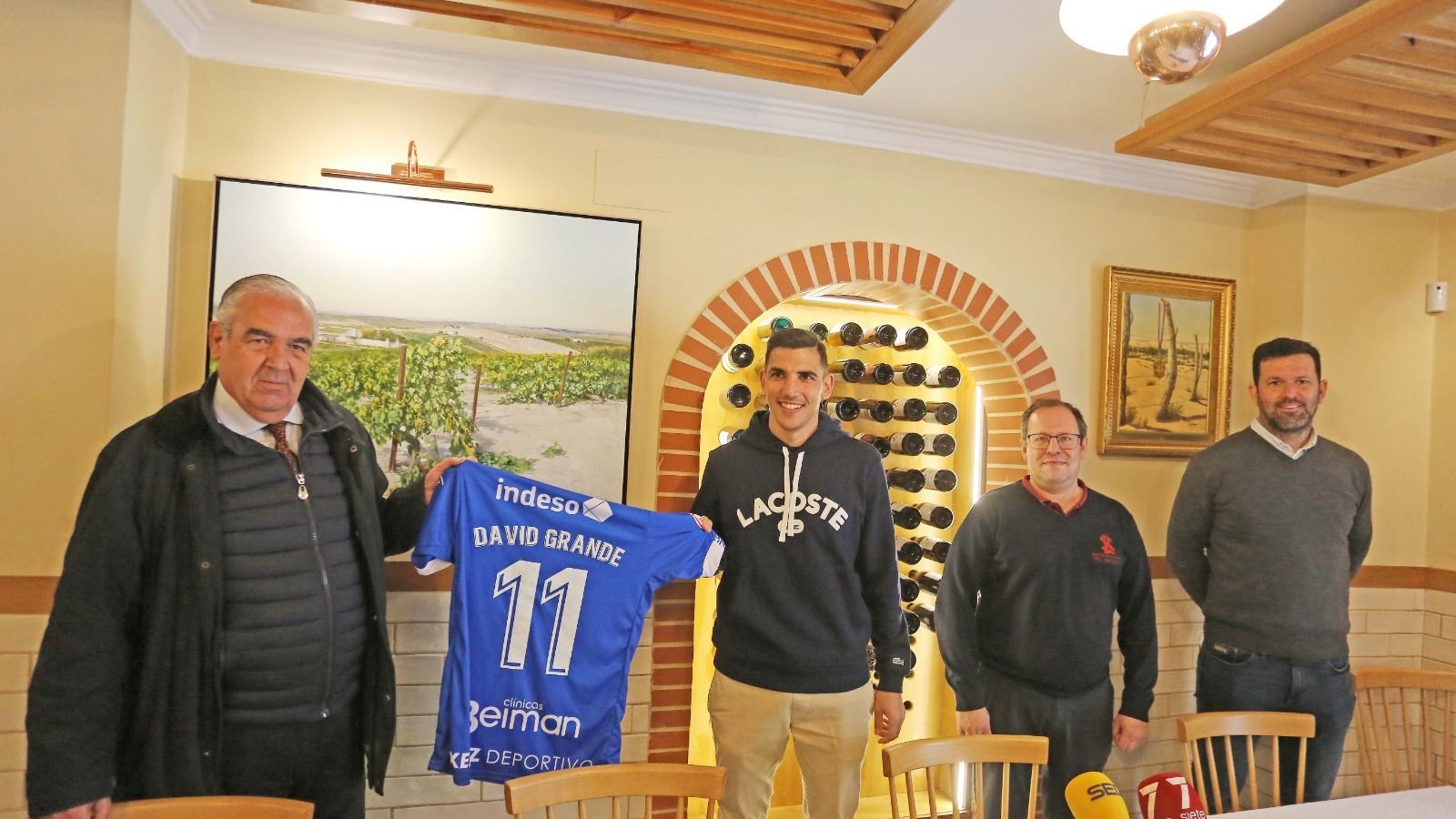 El futbolista azulino, junto al presidente, vicepresidente y encargado del restaurante El Molino.