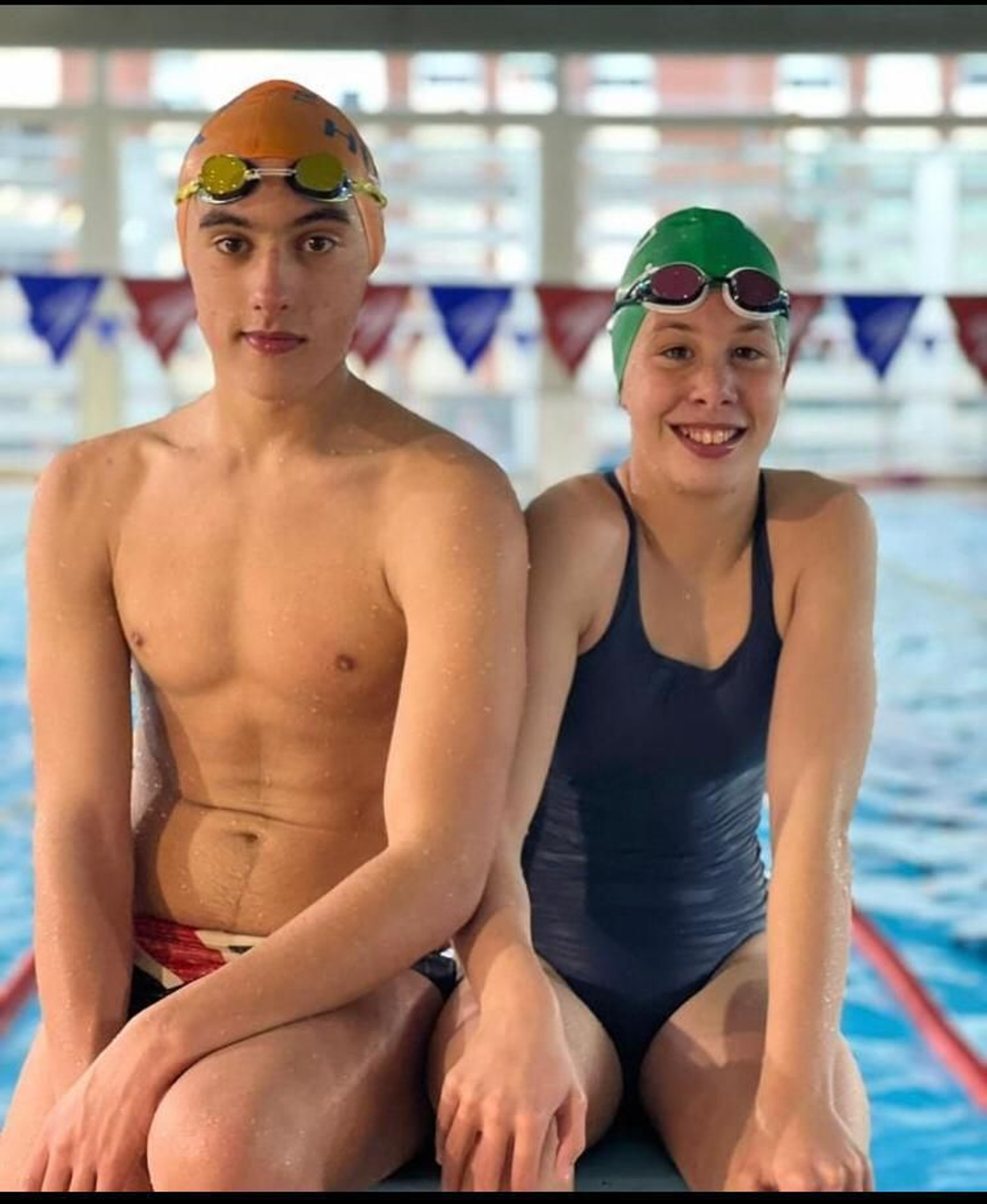 Samuel Gómez e Iria Cárdenas posan en la piscina. Samuel Gómez e Iria Cárdenas posan en la piscina.