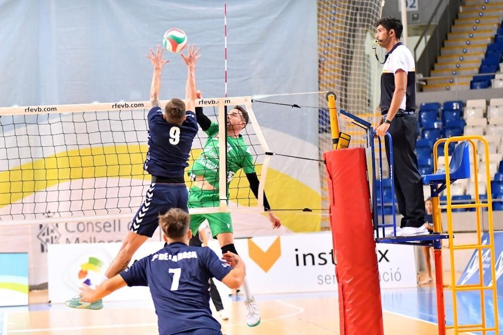 Un jugador del conjunto ahorrador realiza un remate ante el intento de bloqueo del local Madej.