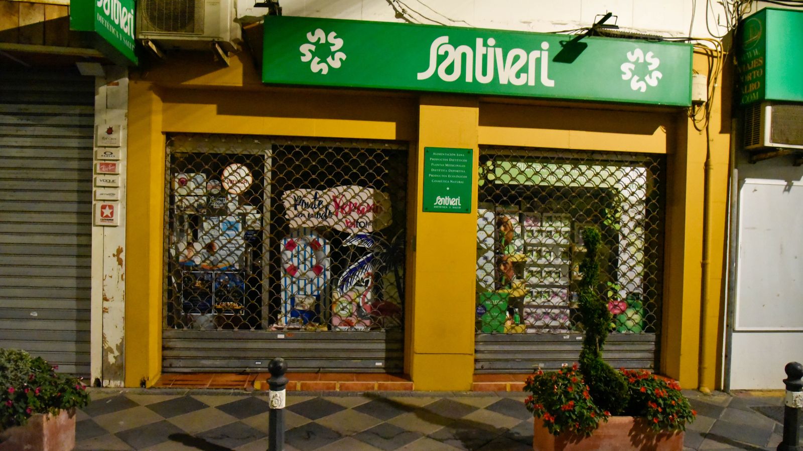 Fotos de edificios públicos y escaparates apagados en Algeciras por el plan de ahorro energético