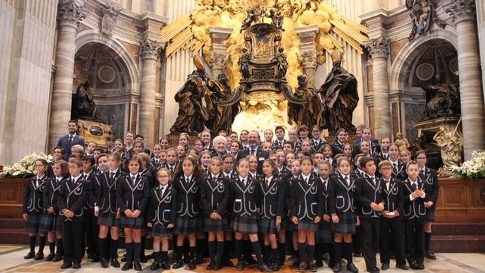 El coro del colegio sevillano en la basílica de San Pedro.