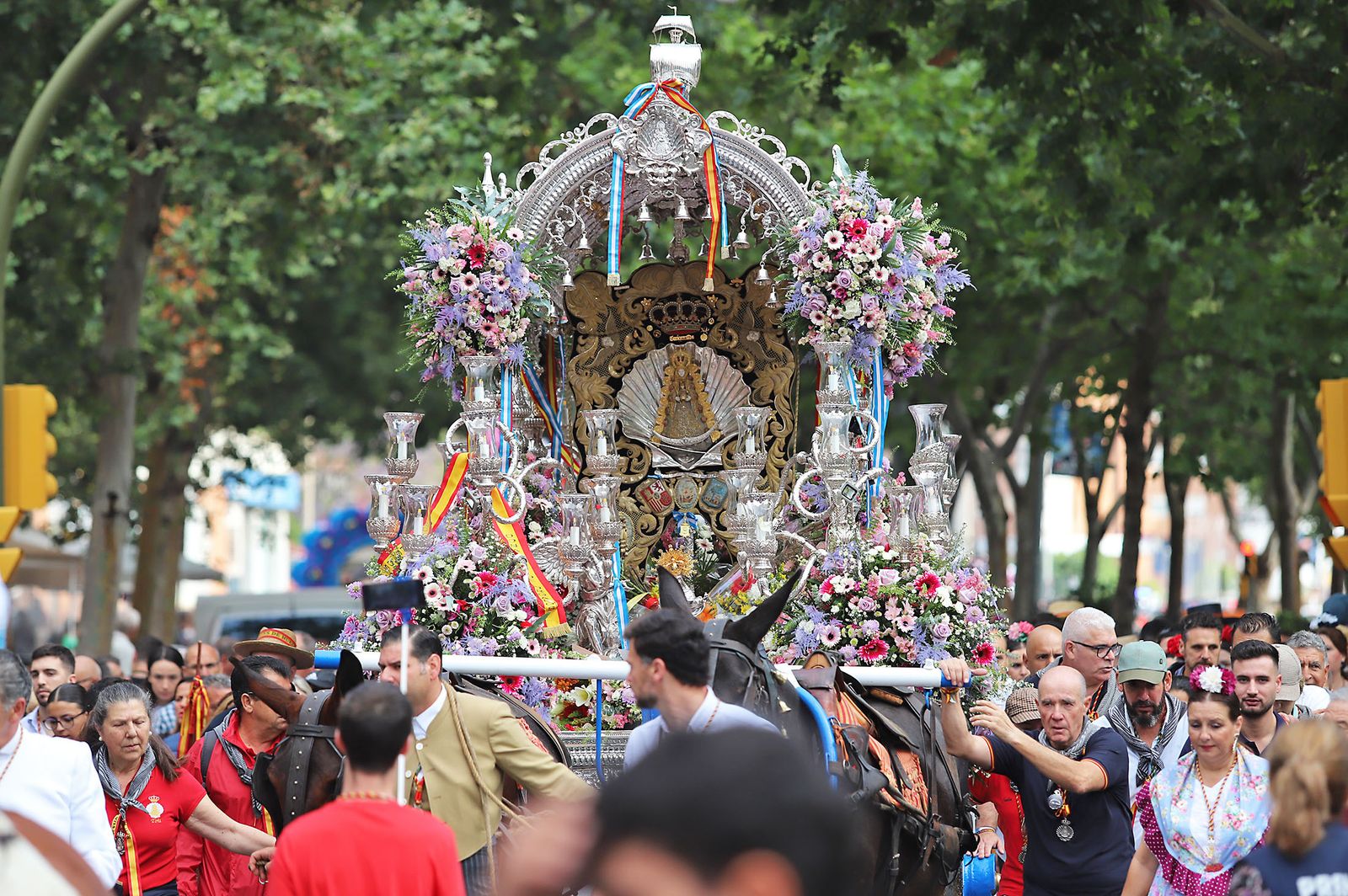 El Rocío 2023: Imágenes de la Hermandad de Emigrantes en su salida de Huelva