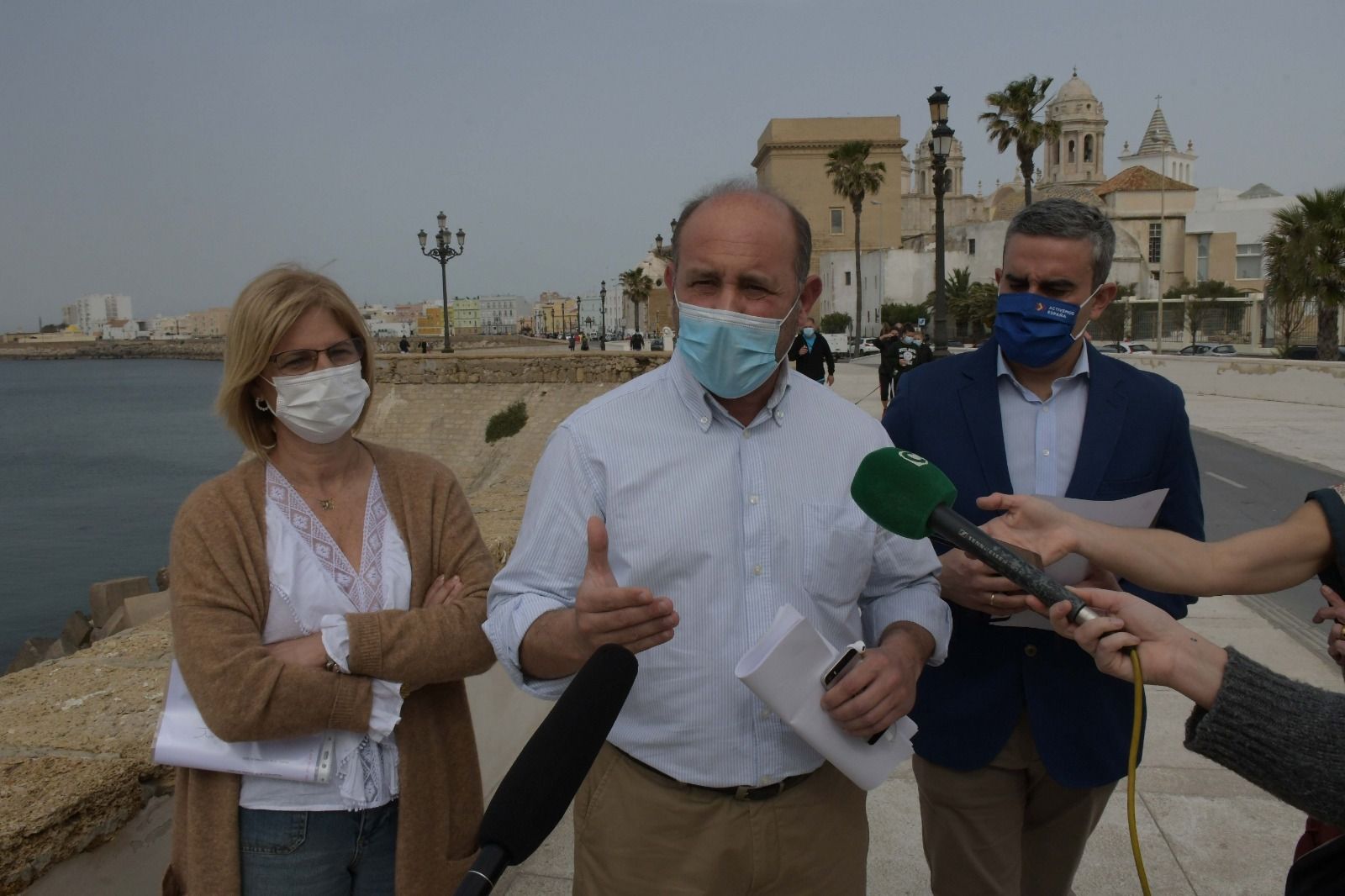 Juancho Ortiz, junto García-Pelayo y José Ortiz, ante las murallas del Campo del Sur.