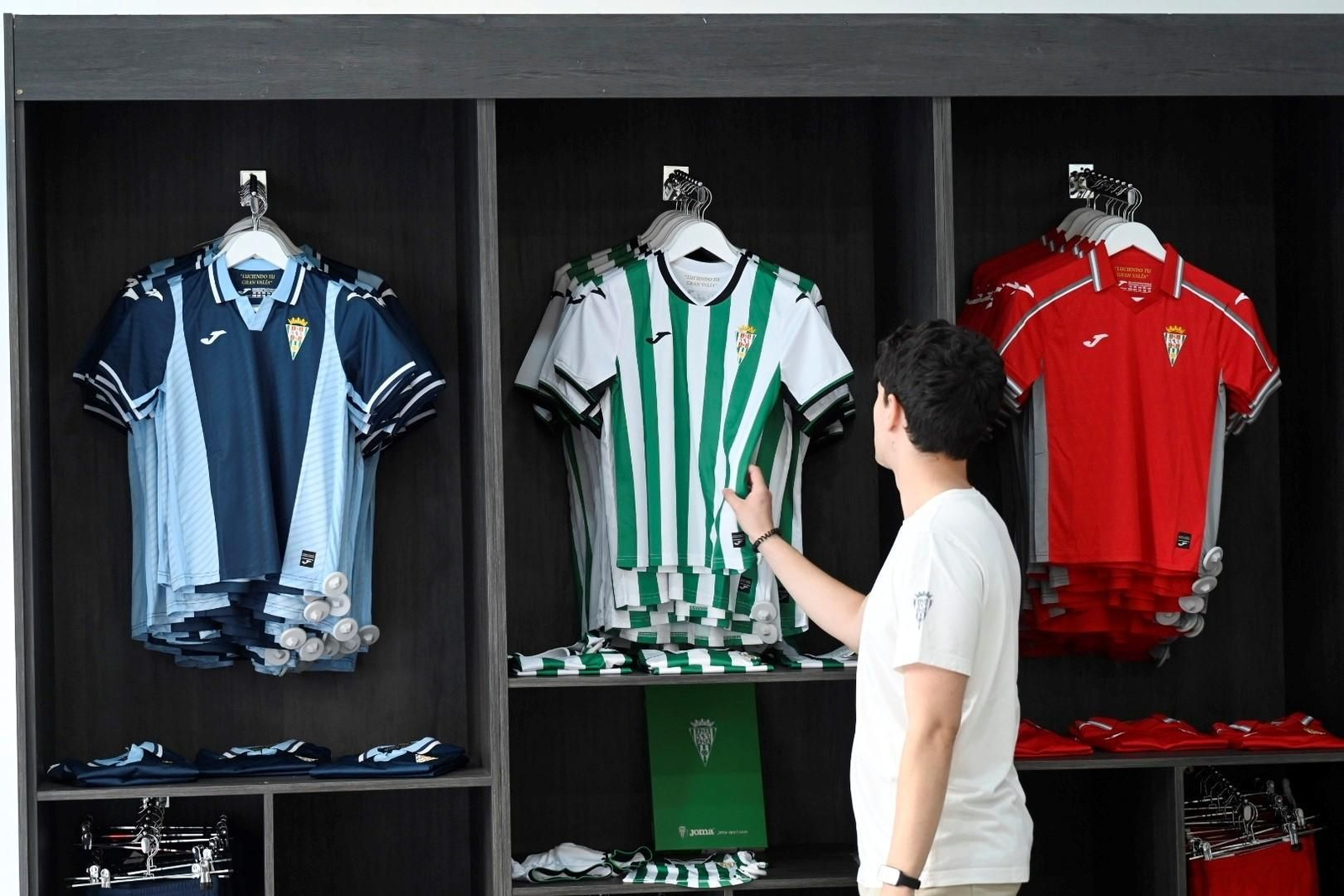 Las mejores fotos del primer día de venta de las nuevas camisetas del Córdoba CF