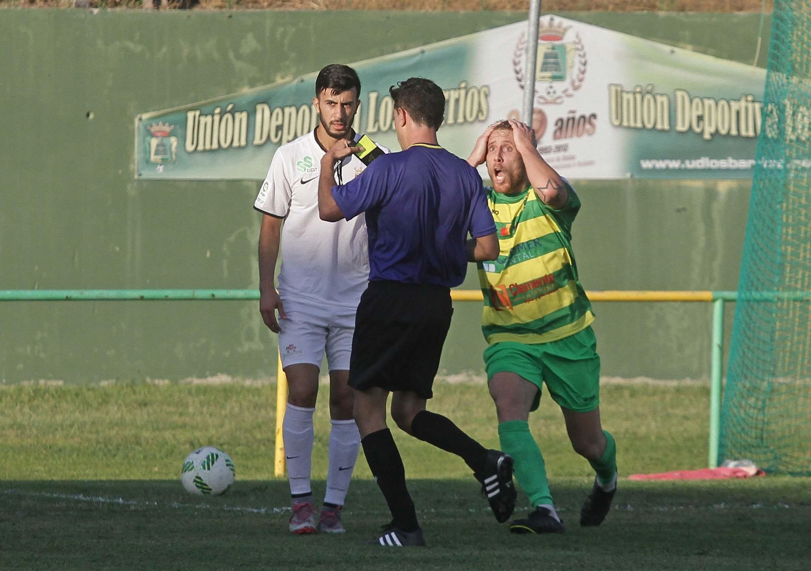 Juanma pugna con dos rivales durante un partido del Algeciras.