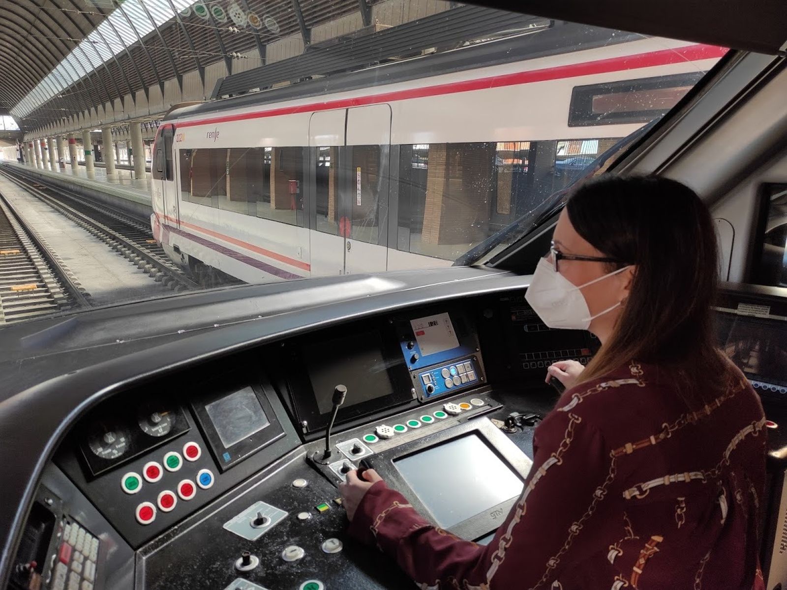 Purificación González, una de las 12 maquinistas  del Cercanías de Sevilla, en la cabina del tren.