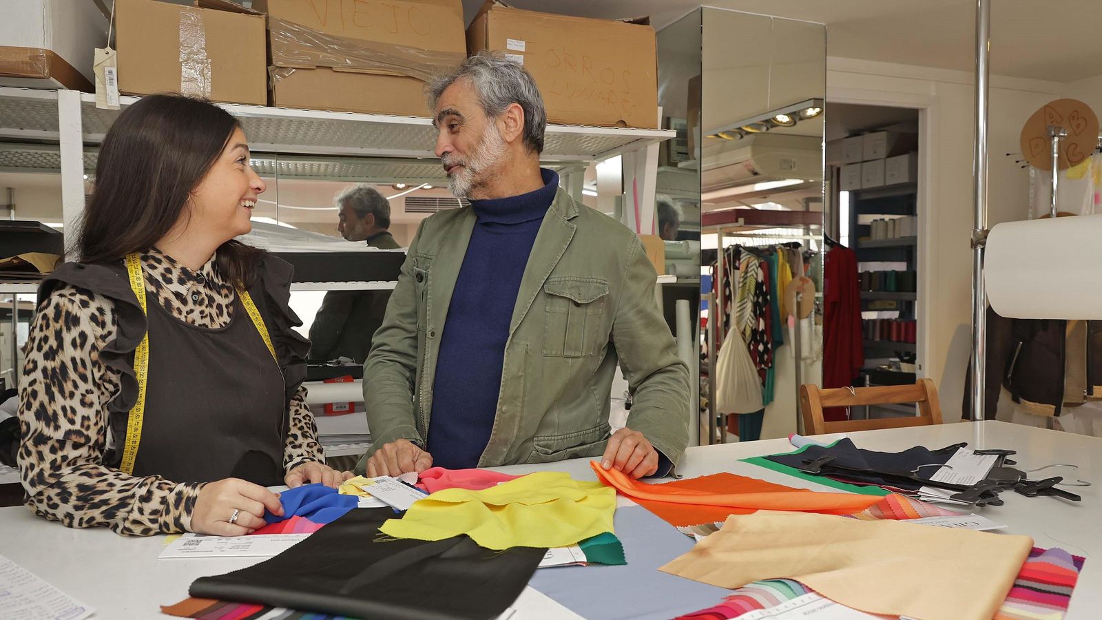 Juan Perea con parte de su equipo en el taller de 'Pirámide'.