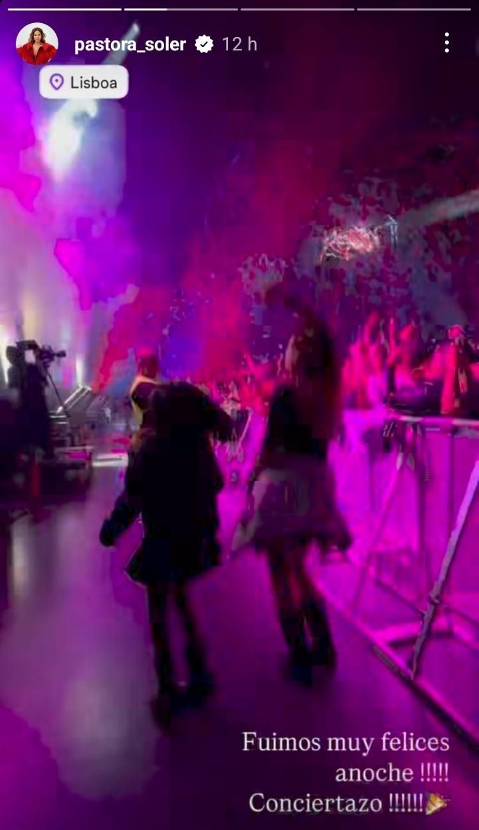 Pastora Soler y su hija Estrella disfrutan del 'show' del artista colombiano.