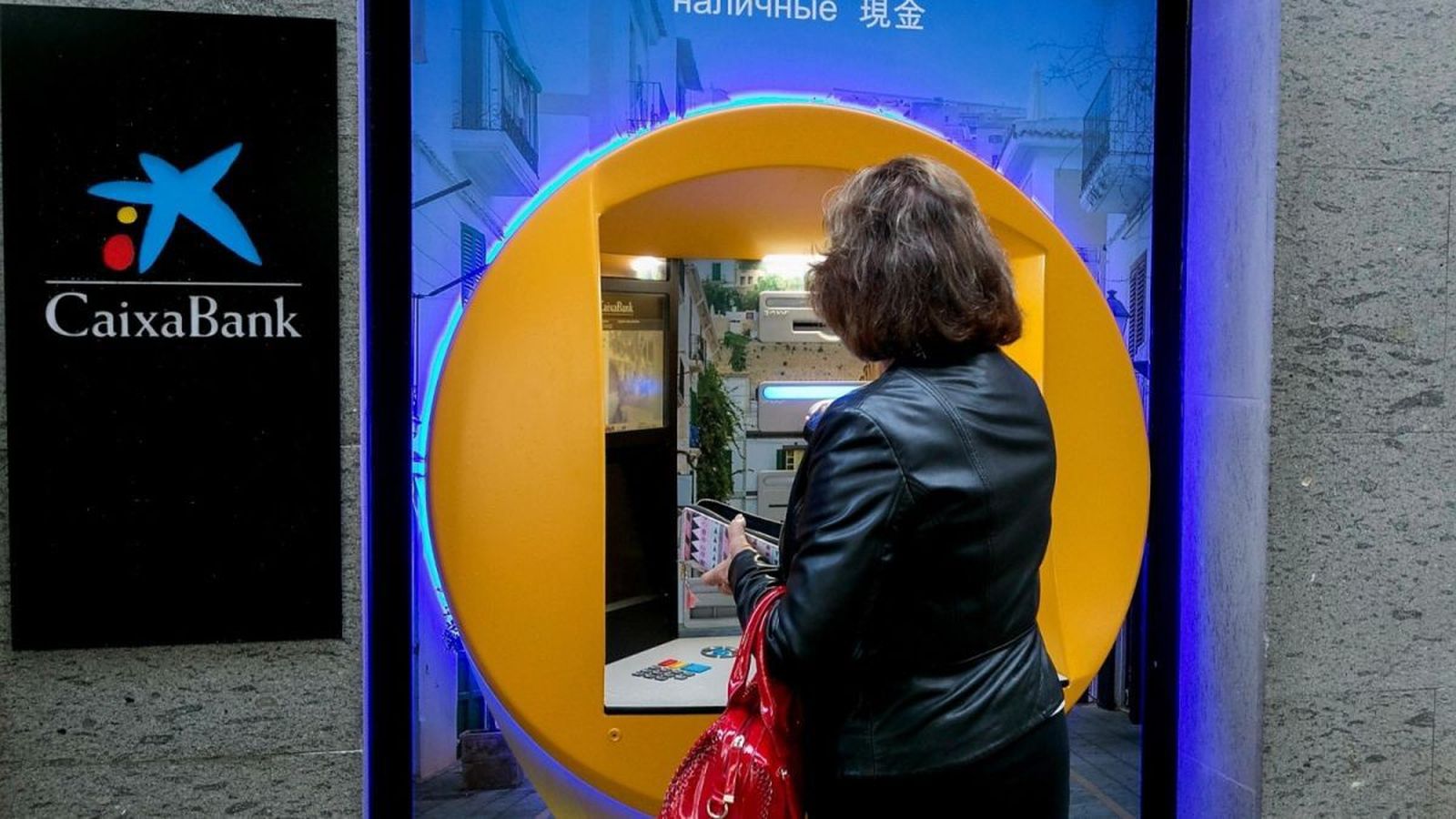 Cajero automático en una oficina de CaixaBank.