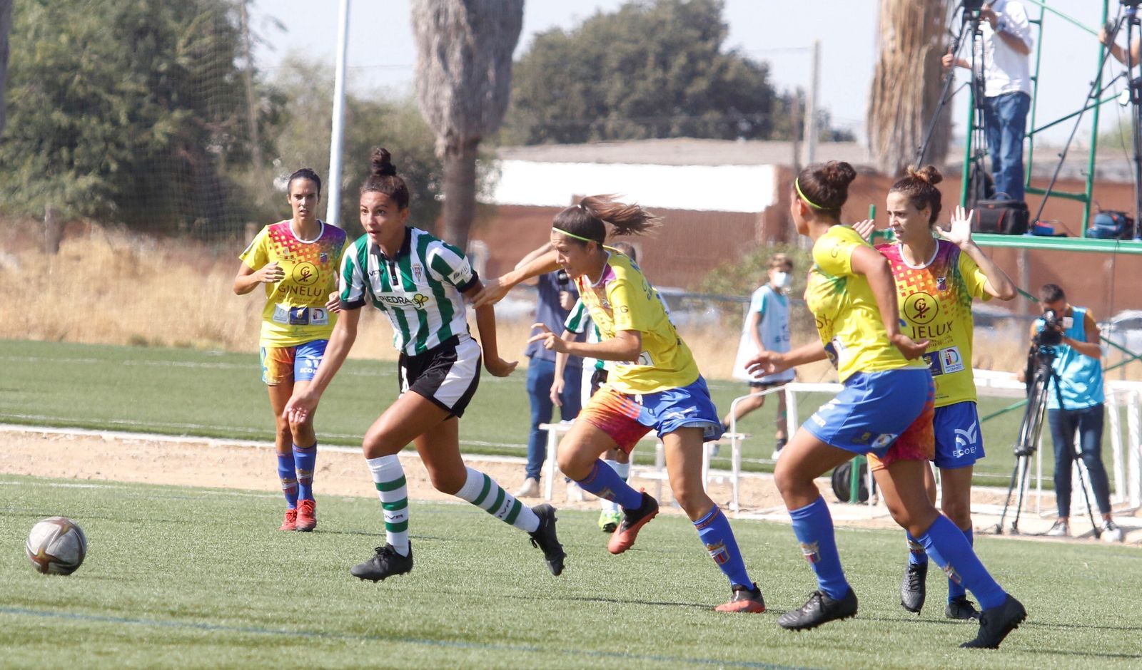 Wifi, delantera del Córdoba Femenino, se zafa de varias jugadoras del Juan Grande.