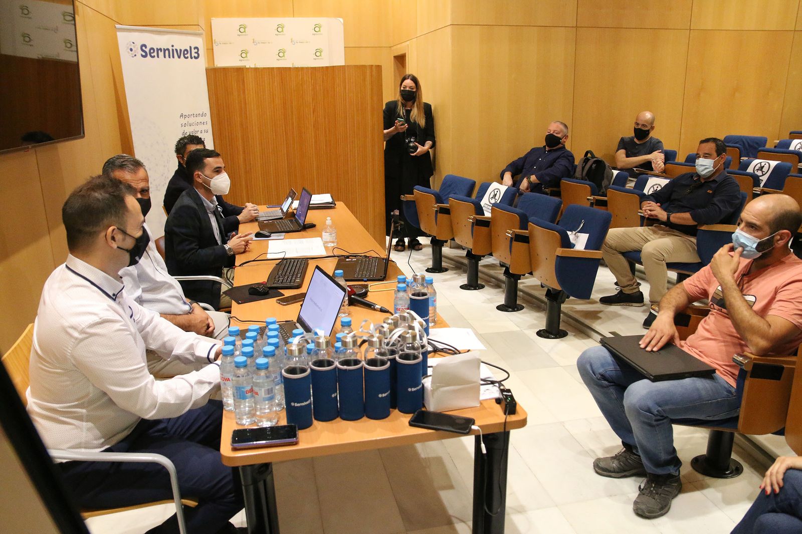 Inauguración  por el concejal de Promoción de la Ciudad, Carlos Sánchez, y el gerente de Coexphal, Luis Miguel Fernández.