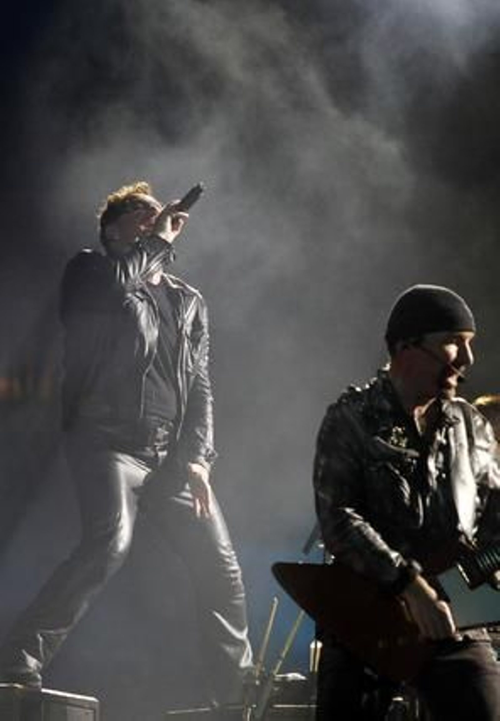 Bono, entregado, mientras interpreta uno de sus temas.

Foto: Pizarro