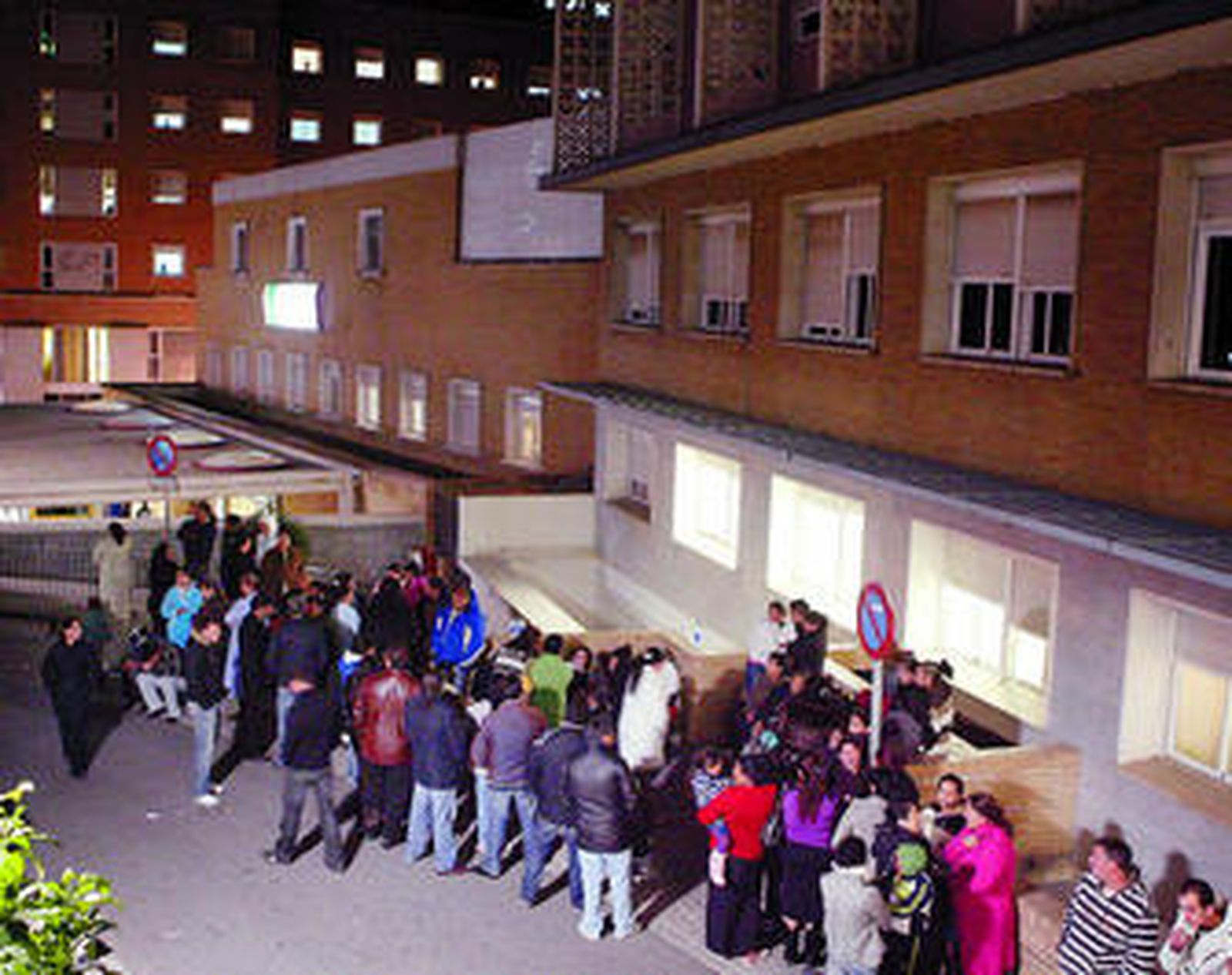 Decenas de familiares de la víctima, en el Virgen del Rocío.