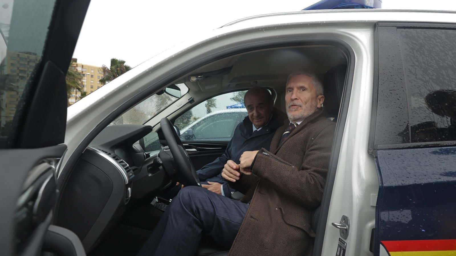 El ministro del Interior, Fernando Grande-Marlaska, en uno de los patrulleros.