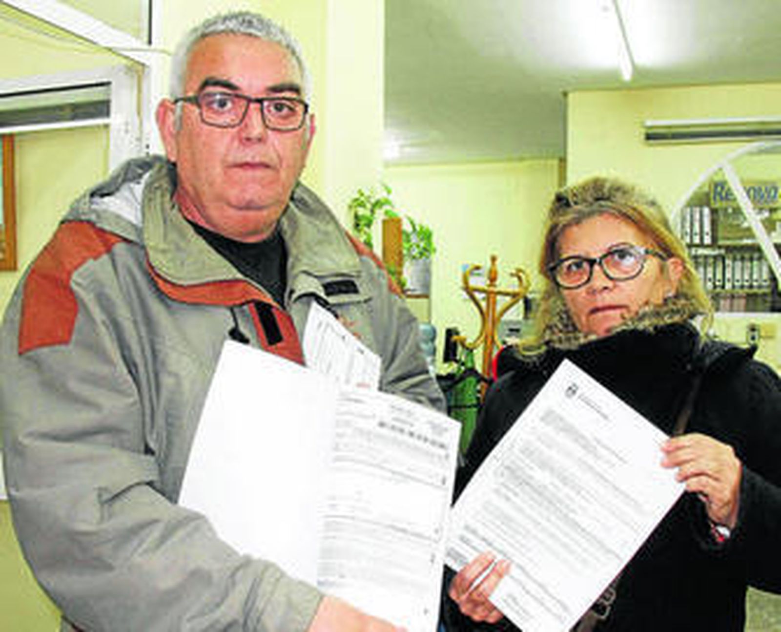 Lorenzo Álvarez y su esposa, ayer con los escritos en los que se les notifican las cuatro multas.